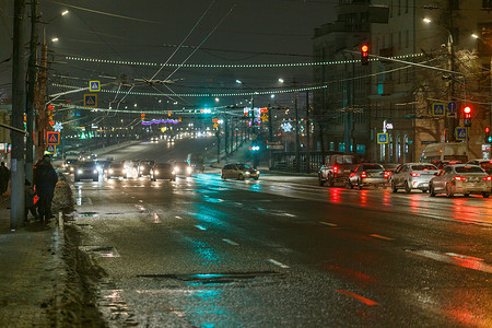 俄罗斯图拉 — 2020年12月20日：宽阔的城市街道上的夜间汽车交通 — 特写长焦镜头
