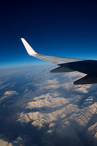 飞机飞越比利牛斯山脉的雪山