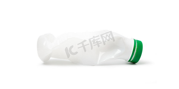 白色隔离的简单变形塑料瓶