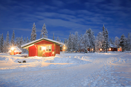 瑞典拉普兰之夜的冬季景观