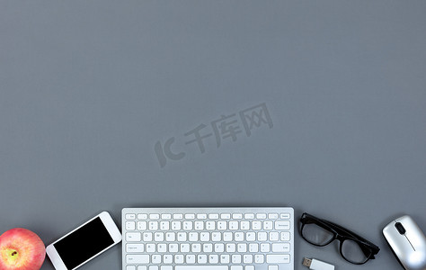 带有现代技术的干净灰色办公桌面的顶部边框