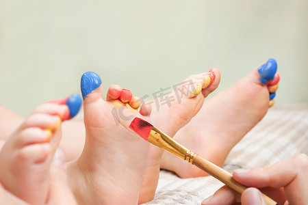 赤脚儿童艺术发展游戏在腿部儿童上绘画。