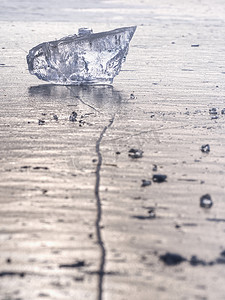漂浮碎片摄影照片_结冰的湖面上露出闪闪发光的碎冰碎片。