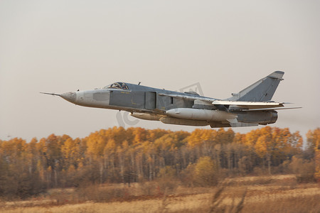 军用喷气式轰炸机 Su-24 Fencer 飞行