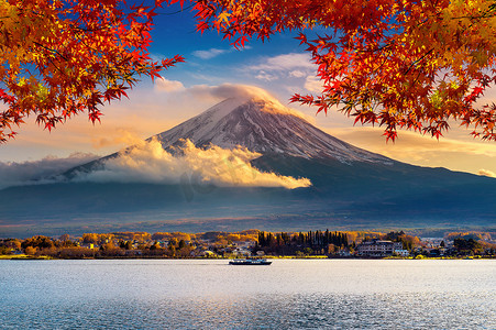 日落时的富士山和河口湖，秋季富士山在日本山内。