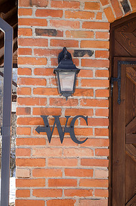 红状摄影照片_wc 厕所标志符号红砖墙复古灯