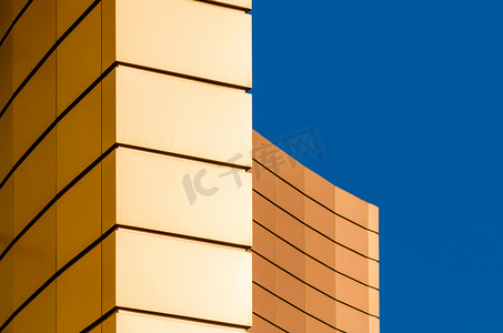 颜色碎片摄影照片_蓝色背景上一座现代黄色建筑的墙壁碎片