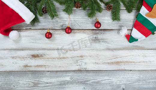 质朴的白色木制黑色圣诞装饰品的顶部边框