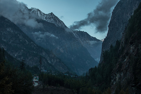 森林演唱会摄影照片_山谷峡谷徒步安纳布尔纳峰赛道的尼泊尔山村