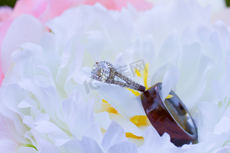 鲜花上的结婚戒指