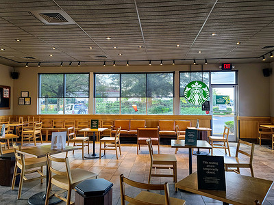 乔治亚州雅典/美国 — 2020年10月27日：星巴克店、Drive Thru咖啡店的内景和内部