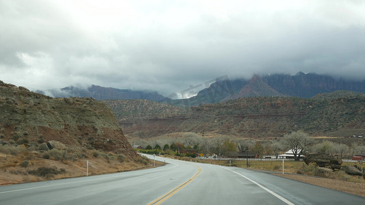 公路旅行，在美国犹他州锡安峡谷驾驶汽车。