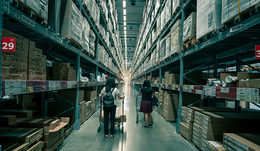 SAMUT PRAKAN，THAILAND-SEPTEMBER 26，2020：宜家商店仓库的两名亚洲女性购物家具。