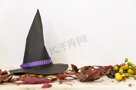 万圣节用女巫帽和秋天装饰