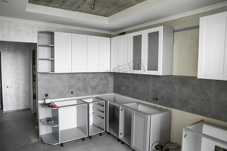 衬衣定制摄影照片_带有白色家具外墙 mdf 的定制厨柜安装。