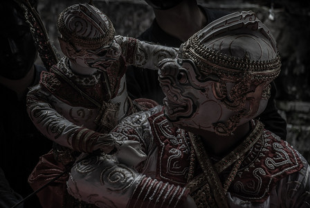 在 Klong Bang Luang 水上市场的 Baan Silapin（艺术家之家），Ramakien 或 Ramayana 故事中的哈努曼传统木偶与来自 Ramayana 史诗故事的泰国木偶演员。