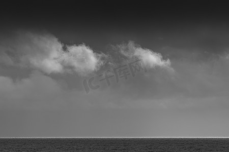 黑白相间的瓦登海上空的云彩