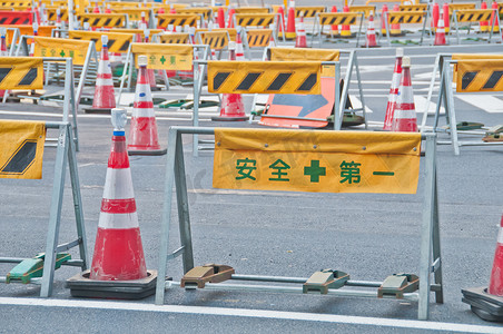 路障摄影照片_日本东京-2018 年 12 月 1 日：临时路障与交通