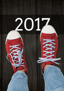新年跑步摄影照片_2017年新年愿望与穿红色运动鞋的少年
