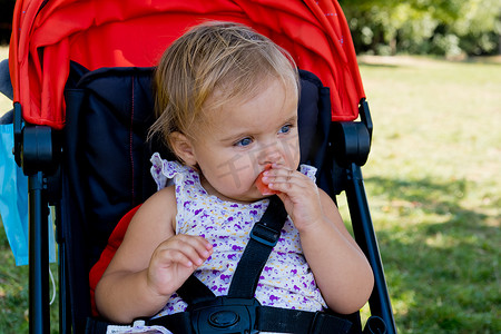 可爱的女婴肖像吃红西瓜。