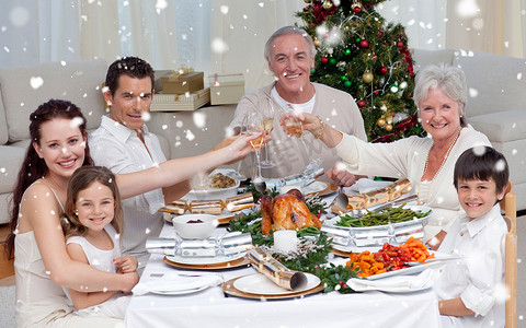 一家人在圣诞大餐中举杯祝酒的合成图像