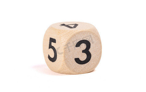 小木骰子，上面写着数字