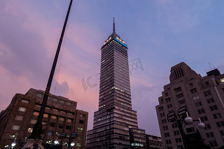 天空粉色摄影照片_美丽的粉色和蓝色天空下的拉丁美洲塔