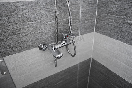 现代设计师设计的浴室水龙头和淋浴。