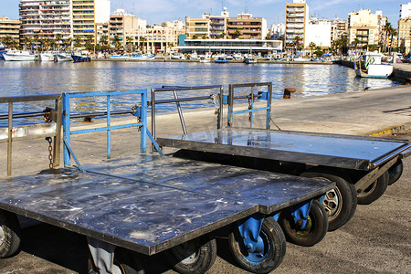 在渔港运载鱼箱的金属手推车