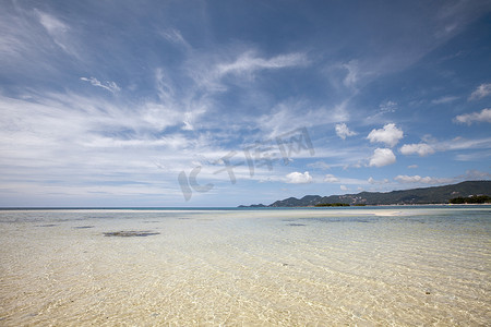 美丽的泰国沙滩和热带海洋，清澈的蓝色 s