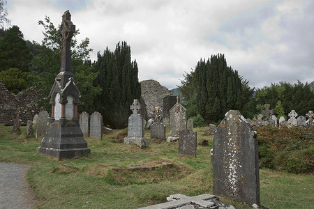 爱尔兰威克洛郡格兰达洛山谷的石圆塔和修道院定居点的一些废墟，最初建于 6 世纪