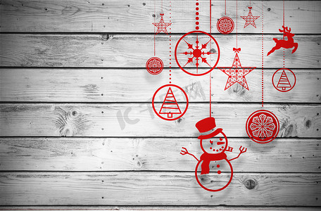 悬挂木板摄影照片_悬挂红色圣诞装饰品的合成图像