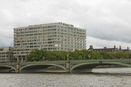 圣托马斯医院位于伦敦威斯敏斯特泰晤士河畔