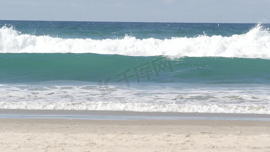 飞溅的太平洋巨浪，加利福尼亚海岸海景美国。