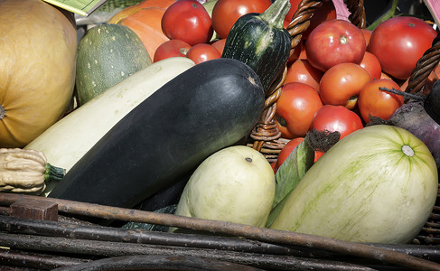 南瓜土豆玉米摄影照片_集市上出售收获的蔬菜。