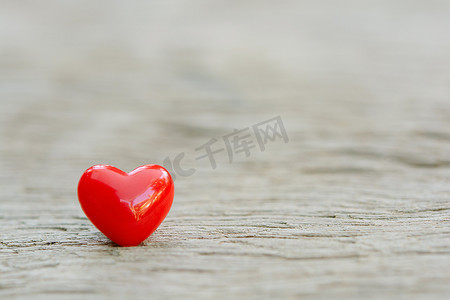 情人节海报摄影照片_情人节背景，木板上有红心，复制