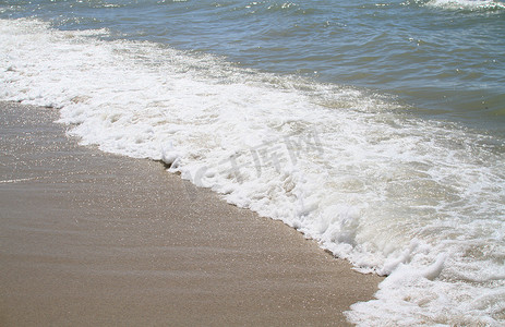 波浪飞溅海海滩宏
