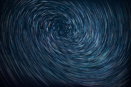 罗马尼亚夜间出现的具有漩涡效应的星迹 — 2019 年英仙座流星雨
