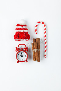 圣诞作文、甘蔗糖、小模拟钟、白色背景条纹帽。