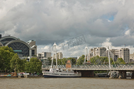 在多云的夏日，从伦敦泰晤士河南岸看金禧桥和查林十字车站