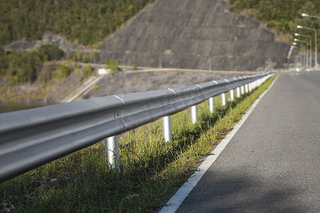 高速公路桥梁上的安全钢护栏旨在防止车辆从路缘或桥梁出口。