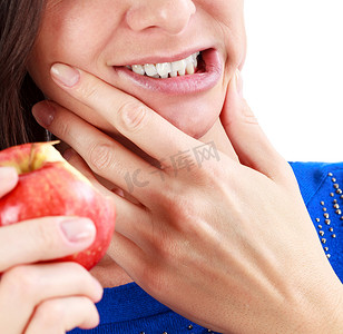 强牙痛疼痛的女人的特写镜头用手捂住脸。