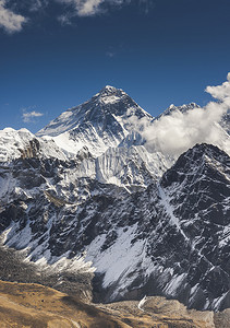 从喜马拉雅山的 Gokyo Ri 峰拍摄的珠穆朗玛峰峰顶