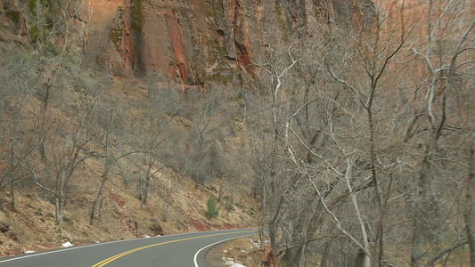 公路旅行，在美国犹他州锡安峡谷驾驶汽车。
