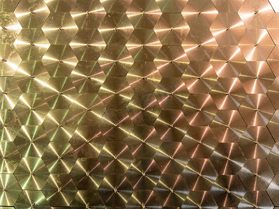 车床切割的黄铜六角杆紧密布置 — 全框架工业背景