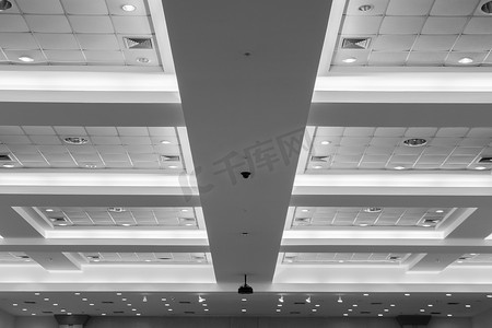 灯光霓虹灯摄影照片_商务室内办公楼天花板和灯光霓虹灯。