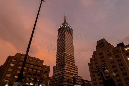 美丽的粉色和蓝色天空下的拉丁美洲塔