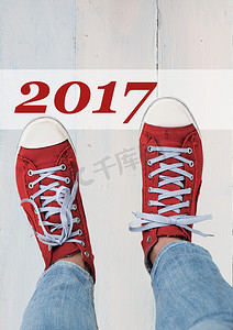 新年跑步摄影照片_2017年新年愿望与穿运动鞋的少年