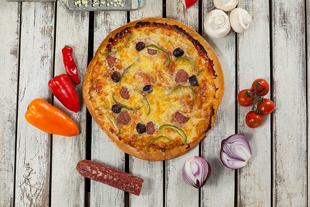 木板上的意大利比萨饼，配蔬菜和香料