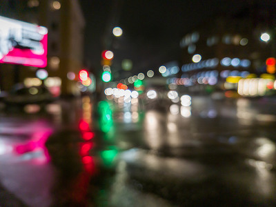 离焦夜雨城市街道十字路口视图